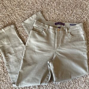Gloria Vanderbilt Amanda jeans size 8.  Tan